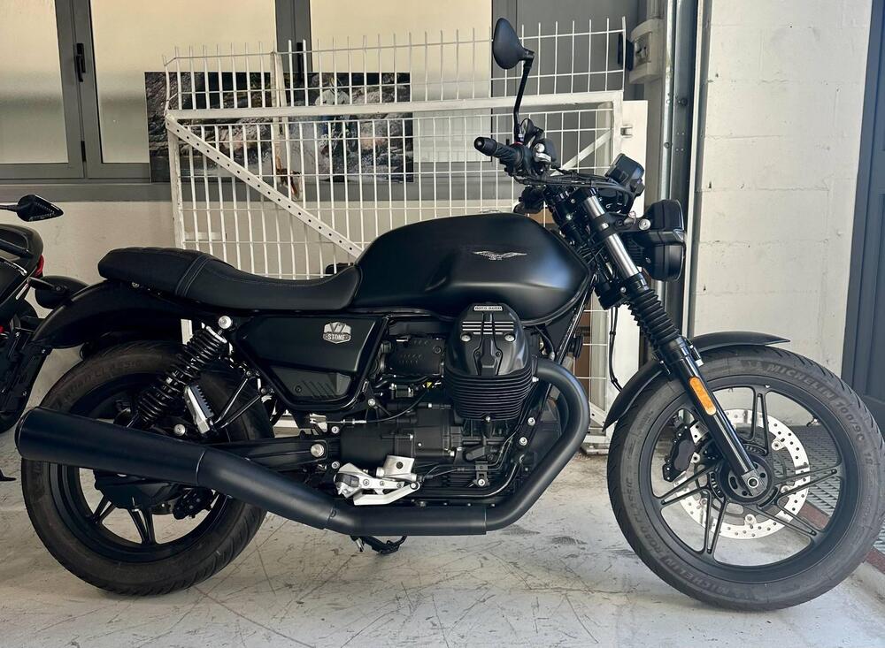 Moto Guzzi V7 Stone (2021 - 24)