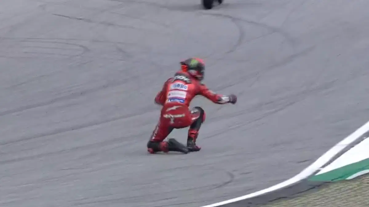 La caduta di Bagnaia nella Sprint della Malesia [GALLERY] (2)