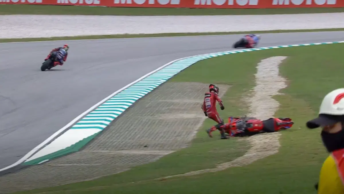 La caduta di Bagnaia nella Sprint della Malesia [GALLERY] (3)