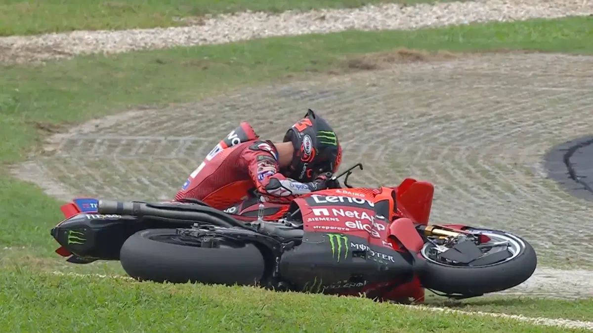 La caduta di Bagnaia nella Sprint della Malesia [GALLERY] (4)