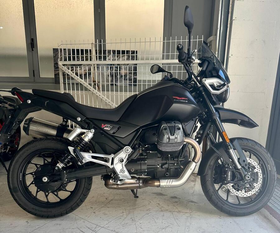 Moto Guzzi V85 Strada (2024)