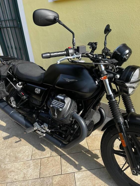 Moto Guzzi V7 Stone (2021 - 24) (2)