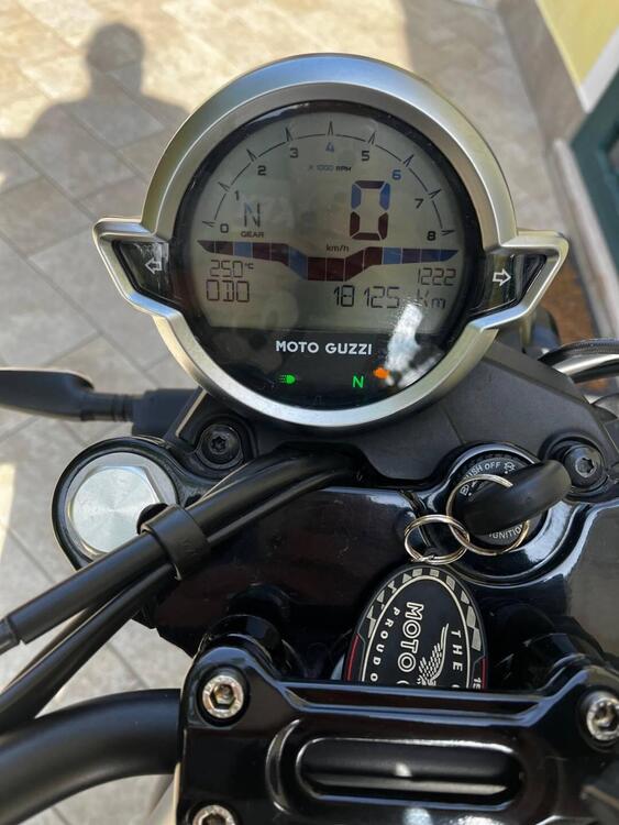 Moto Guzzi V7 Stone (2021 - 24) (3)