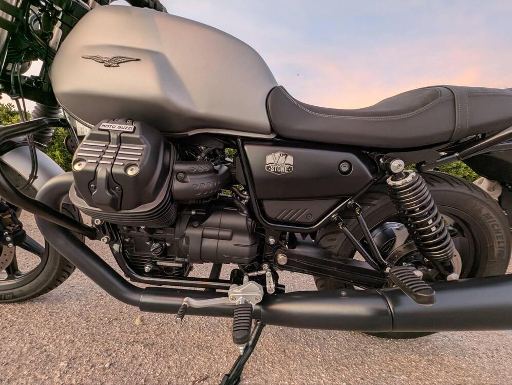 Moto Guzzi V7 Stone (2021 - 24) (5)