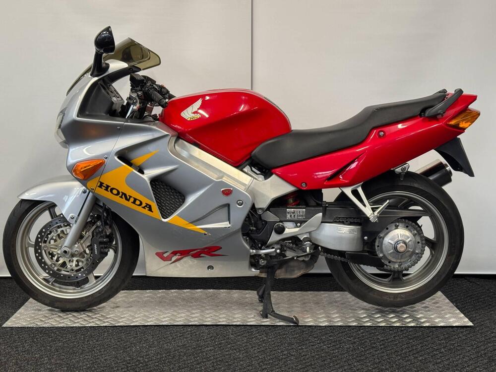 Honda VFR 800 (1998 - 01) (2)