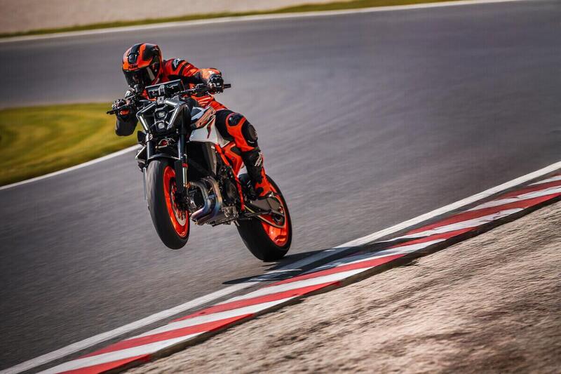 Nuova KTM 990 DUKE R: ancora pi&ugrave; potente, leggera e completa. Come cambia [VIDEO E GALLERY]