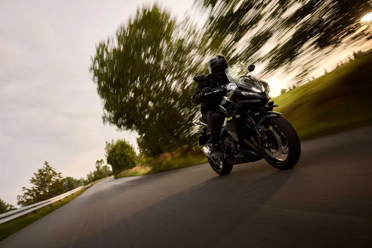 Tiger Sport 800: a EICMA la crossover sportiva di Triumph (2)