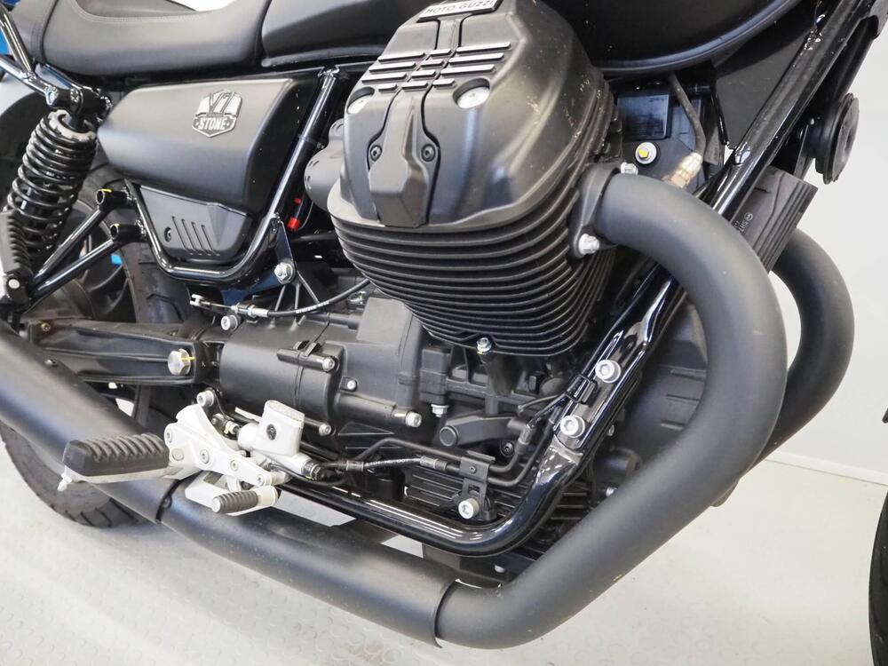 Moto Guzzi V7 Stone (2021 - 24) (2)