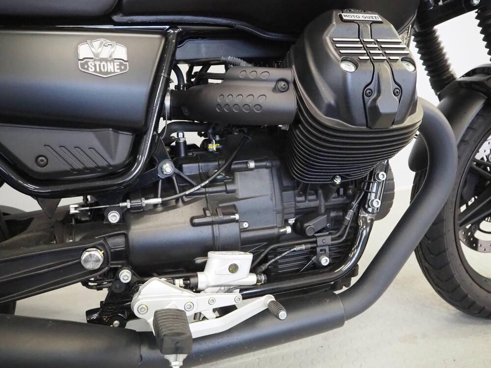 Moto Guzzi V7 Stone (2021 - 24) (3)