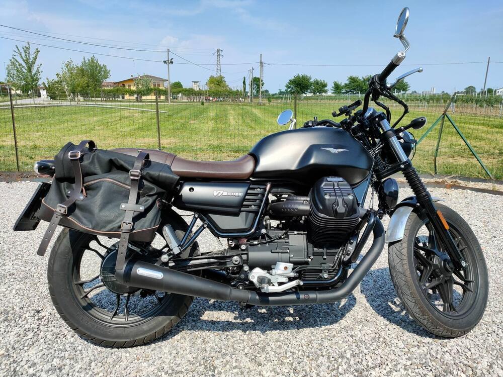 Moto Guzzi V7 III Stone (2017 - 20) (2)