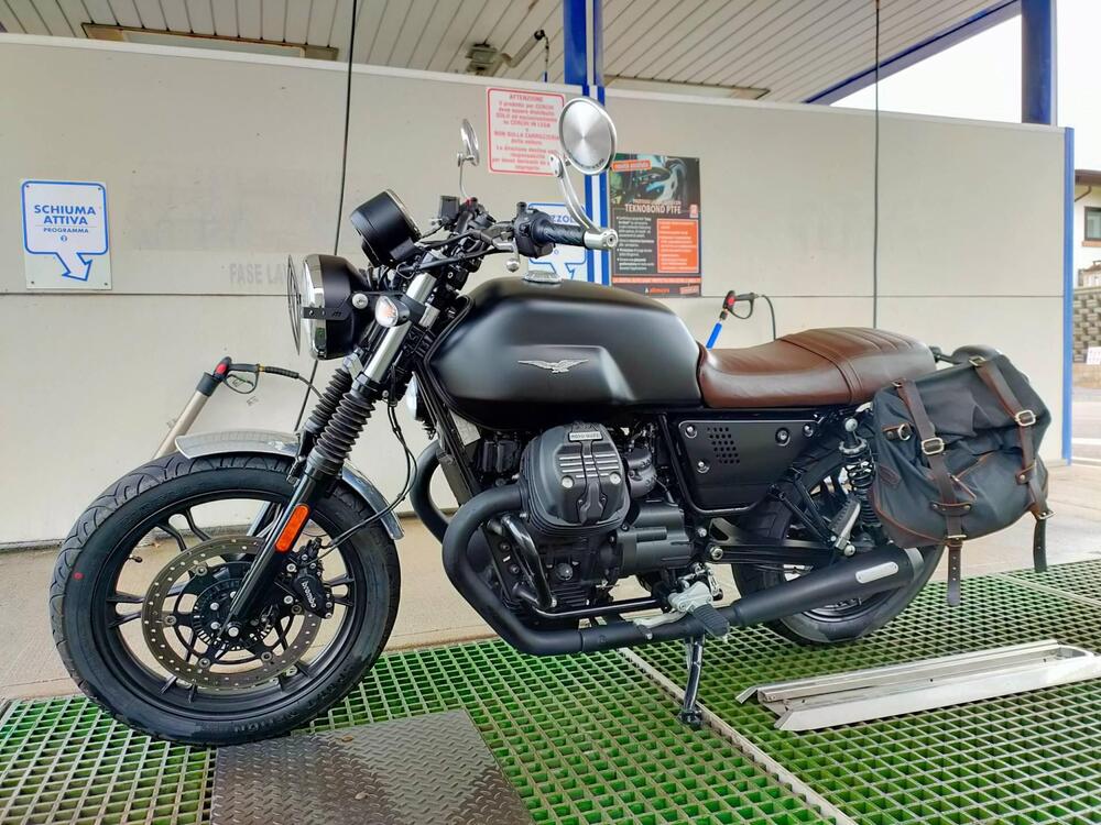 Moto Guzzi V7 III Stone (2017 - 20) (4)