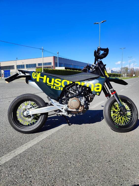 Husqvarna 701 Supermoto (2022) (2)