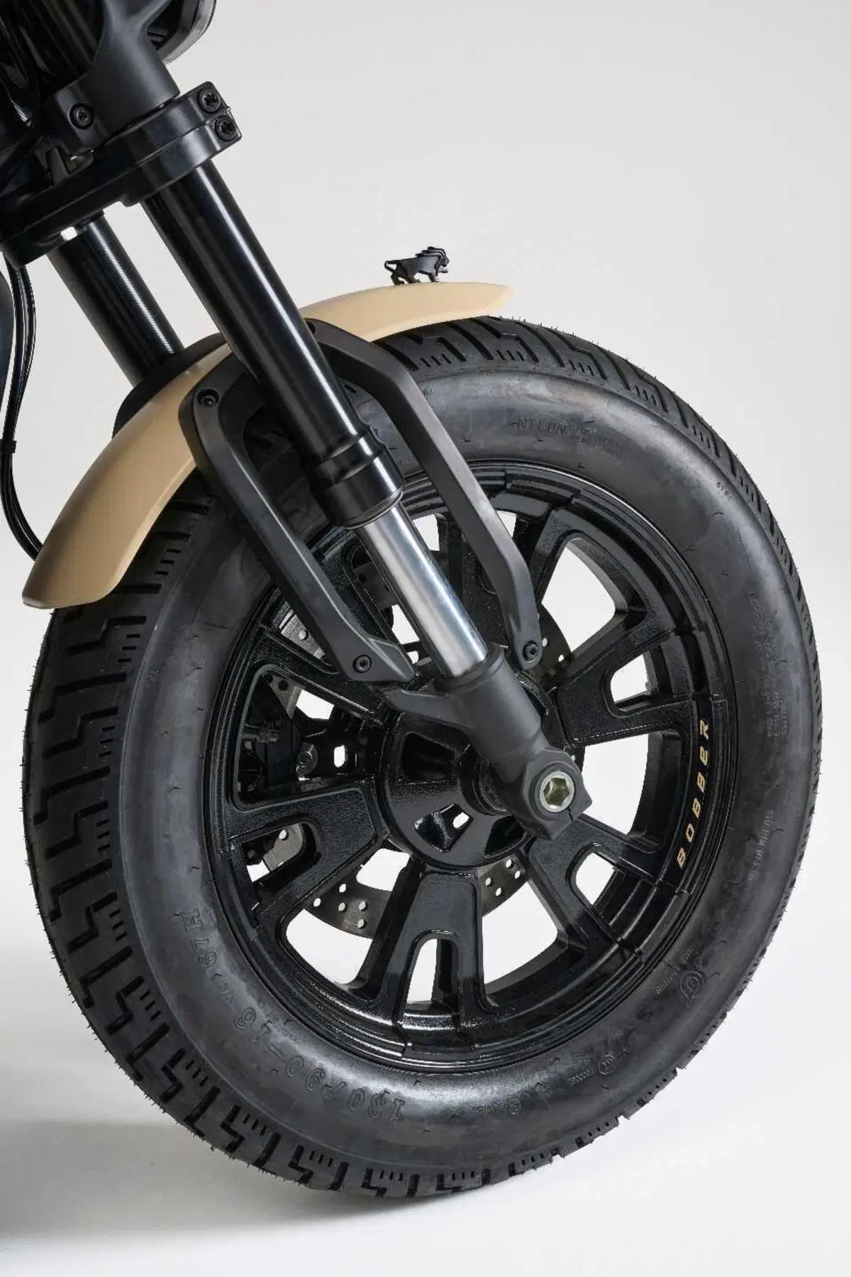 Benelli Leoncino Bobber 400 a EICMA 2024 (10)
