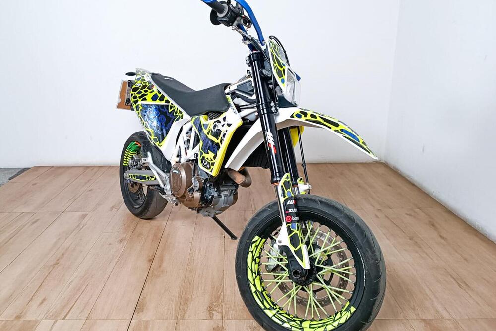 Husqvarna 701 Supermoto (2016) (2)