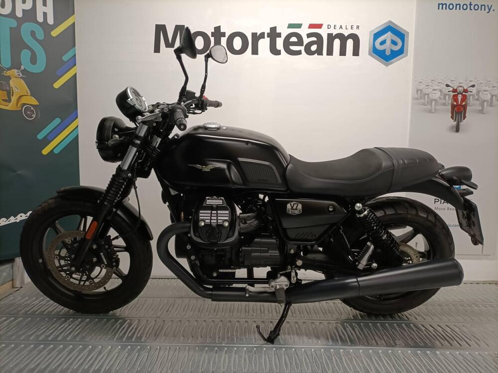 Moto Guzzi V7 Stone (2021 - 24) (2)