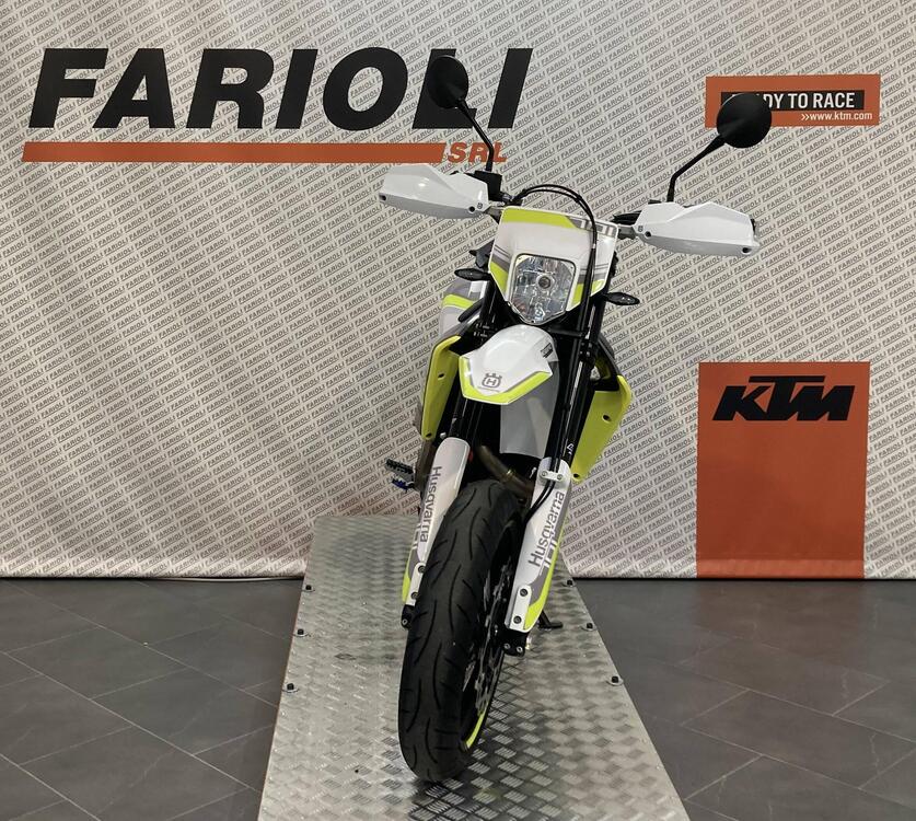 Husqvarna 701 Supermoto (2020) (4)