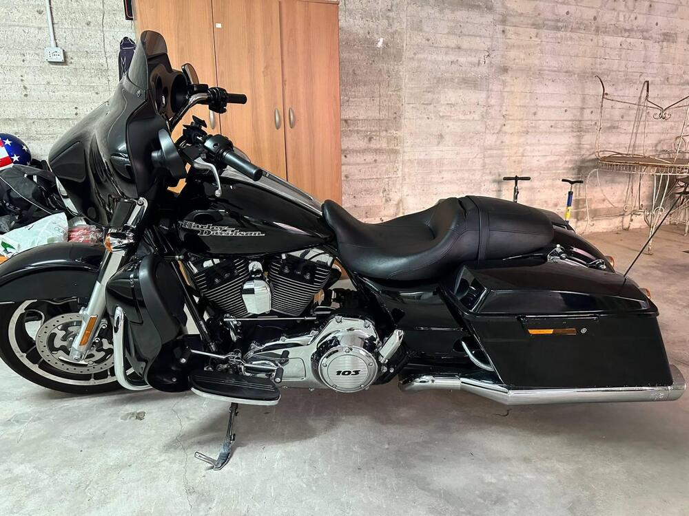 Harley-Davidson 1690 Street Glide (2011 - 13) - FLHX (2)