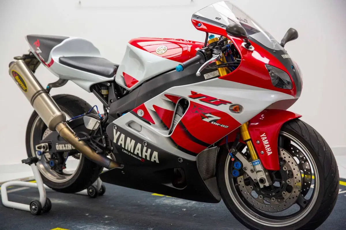 Yamaha YZF 750 R7 (2)