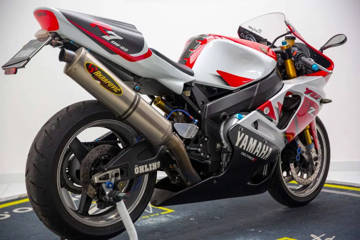Yamaha YZF 750 R7 (4)