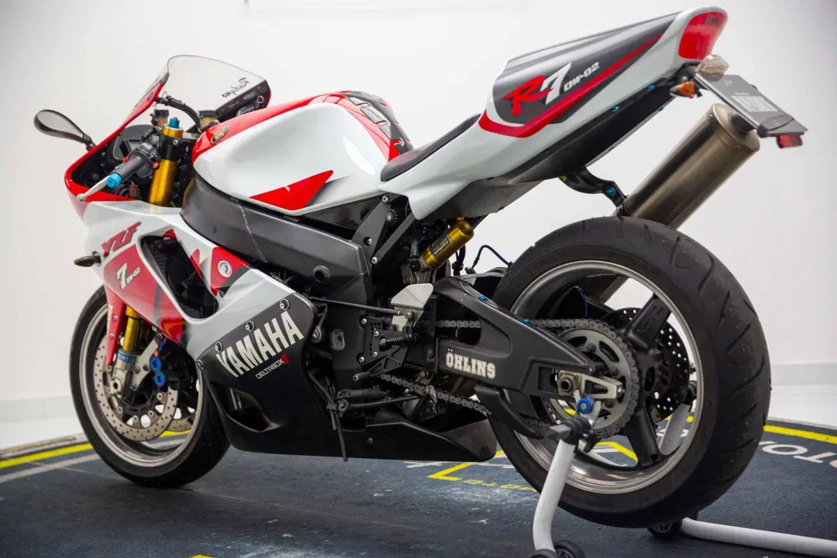 Yamaha YZF 750 R7 (5)