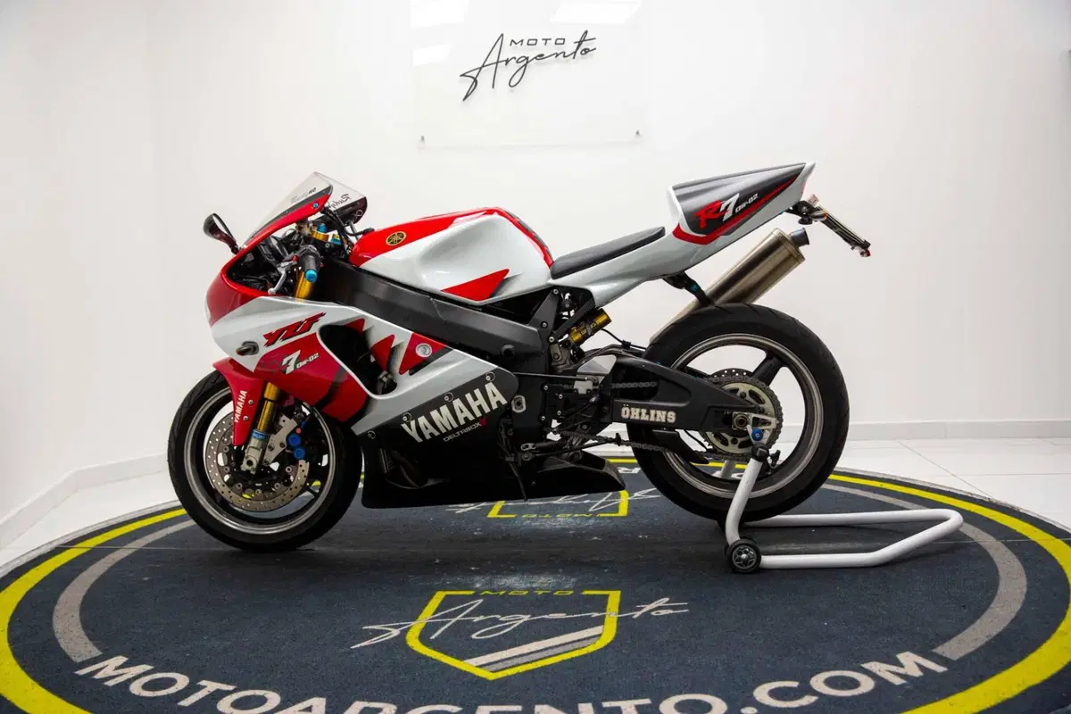 Yamaha YZF 750 R7 (9)
