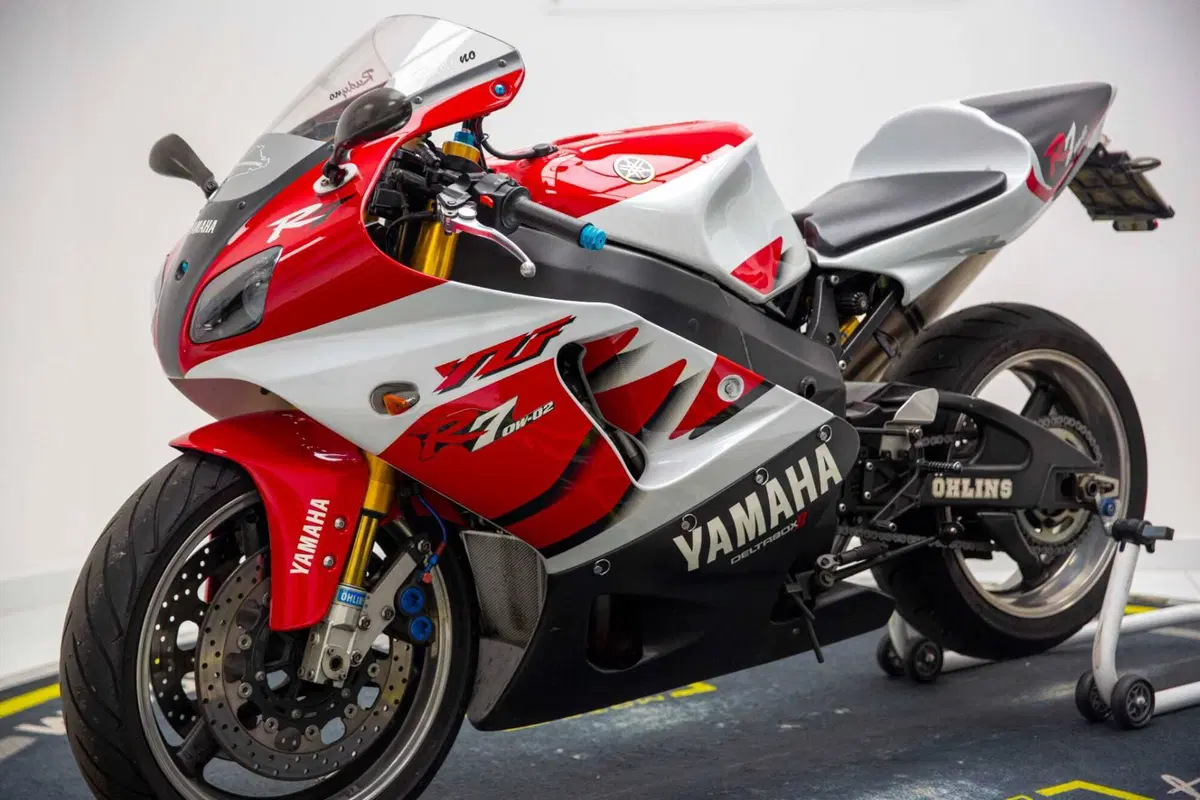 Yamaha YZF 750 R7 (3)