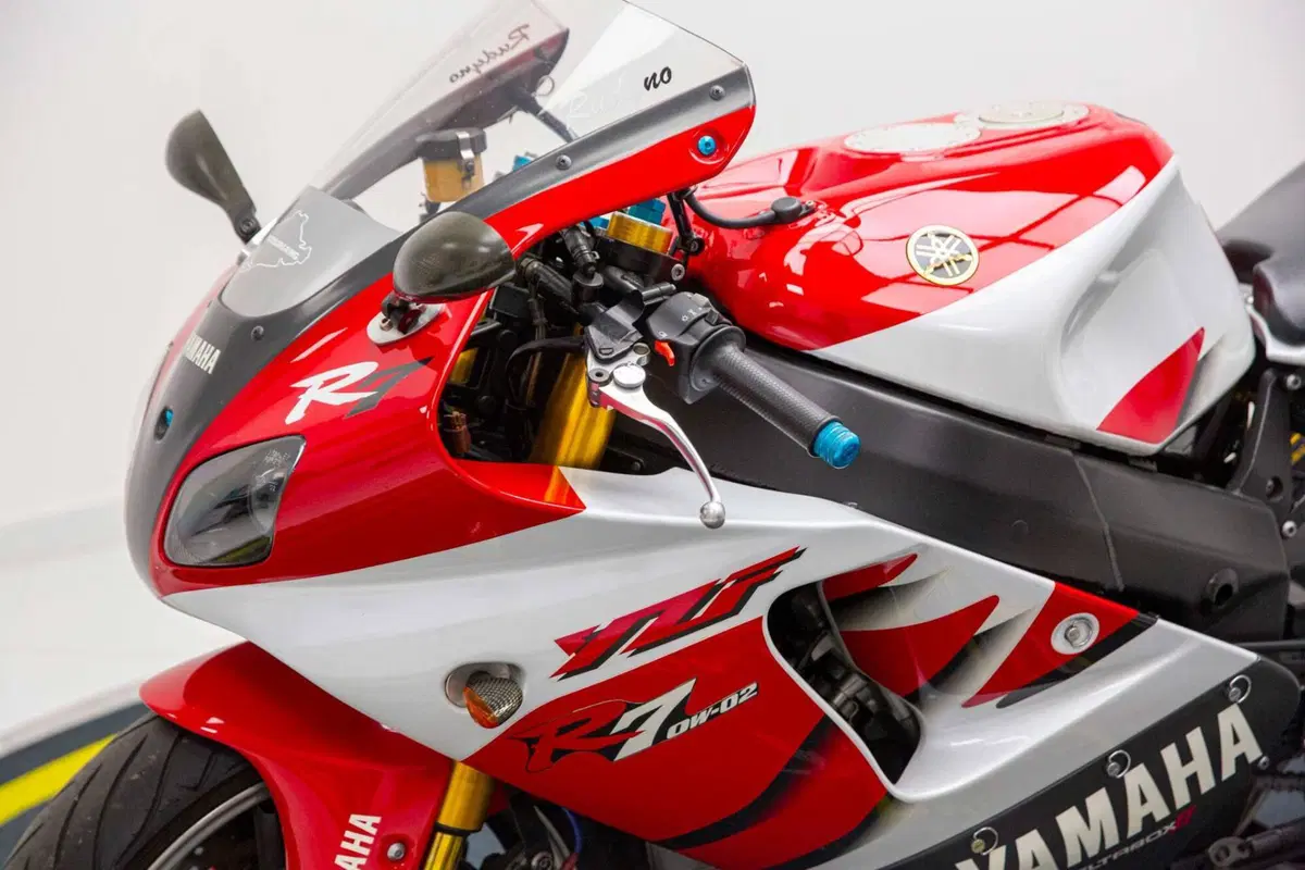 Yamaha YZF 750 R7 (10)