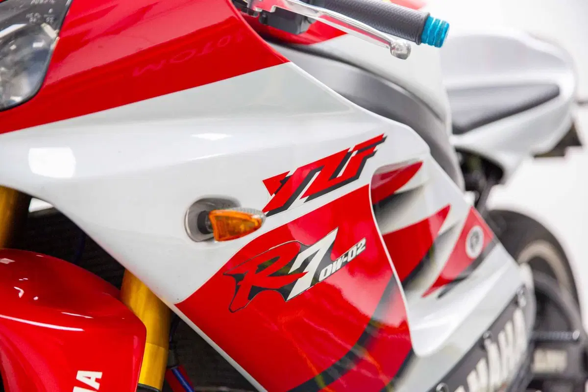 Yamaha YZF 750 R7 (11)