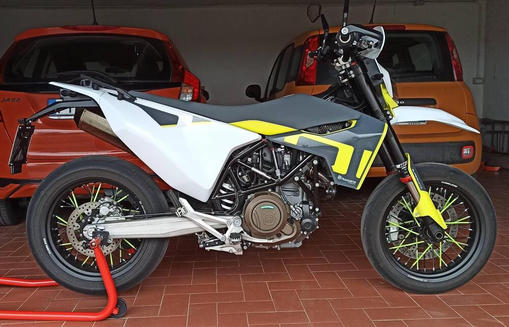 Husqvarna 701 Supermoto (2021) (2)