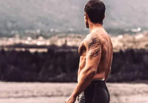 Alex Camera, l’uomo d’acciaio che sfida anche le moto