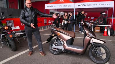 Yadea a EICMA 2024, scooter e moto elettriche [VIDEO]