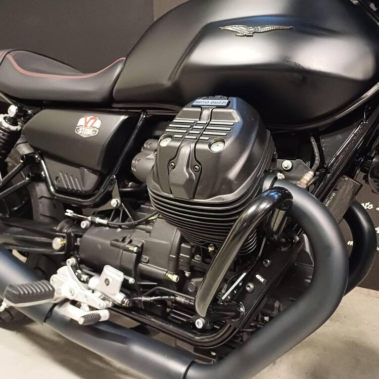 Moto Guzzi V7 Stone (2021 - 24) (5)