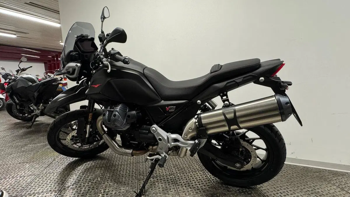 Moto Guzzi V85 Strada (2024 - 26) (3)