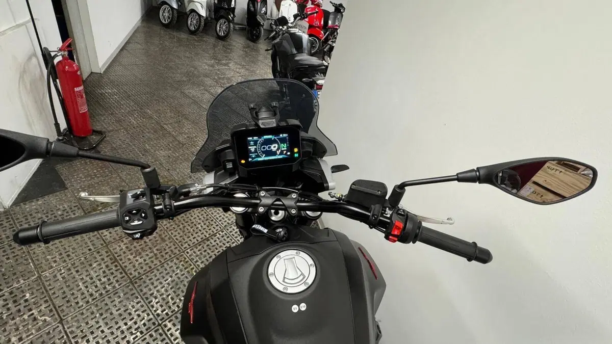 Moto Guzzi V85 Strada (2024 - 26) (5)