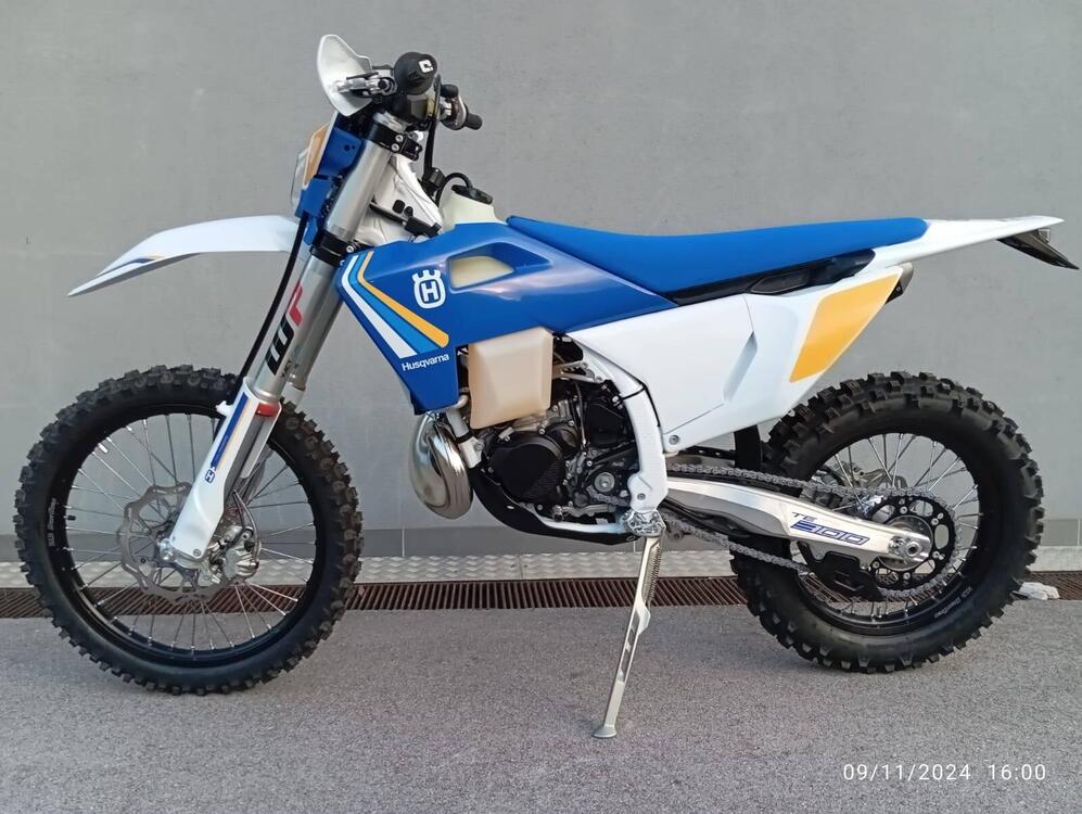 Husqvarna TE 300 Heritage (2025) (2)