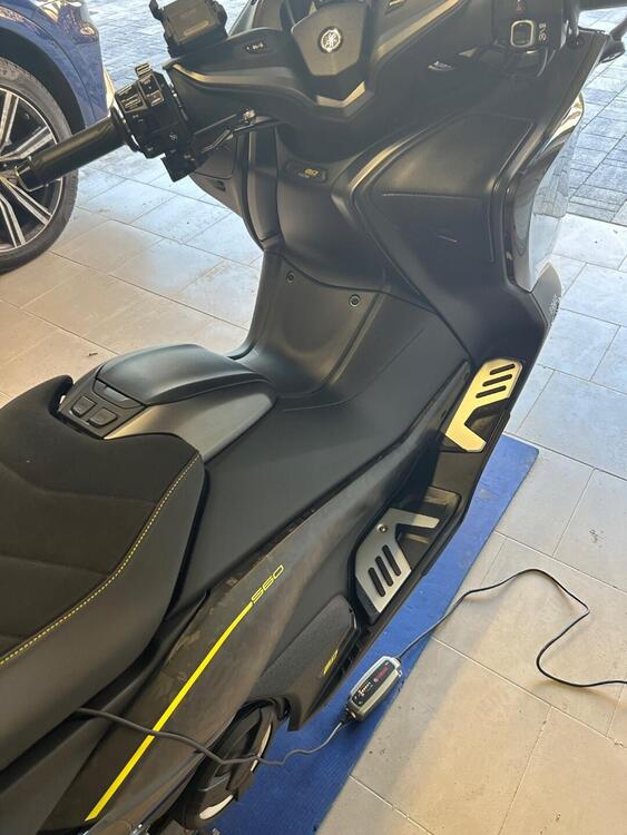 Yamaha T-Max 560 20° anniversario (2021) (5)