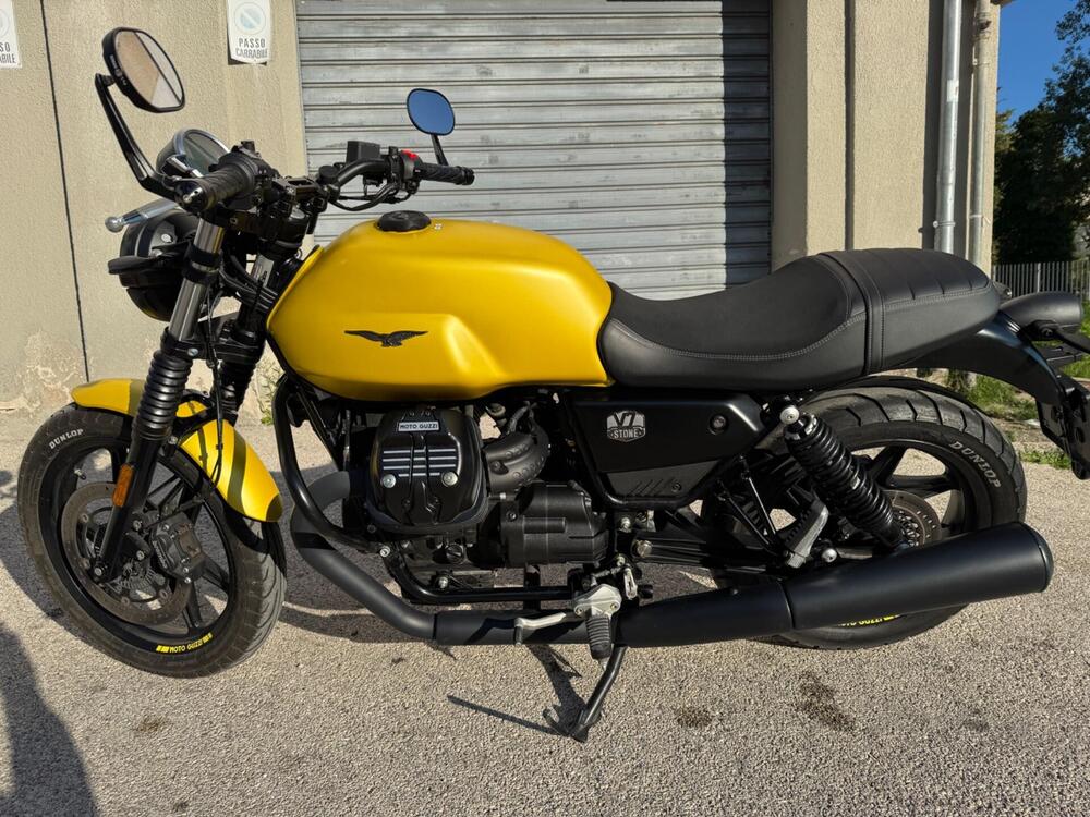 Moto Guzzi V7 Stone (2021 - 24)