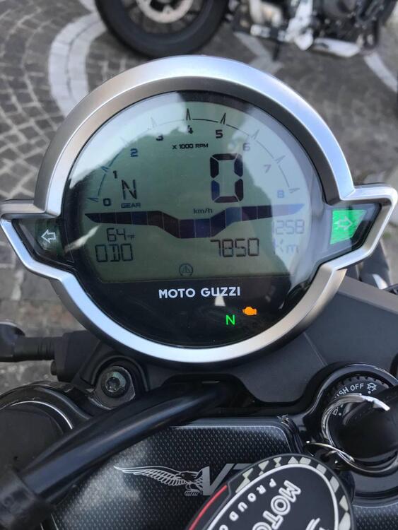 Moto Guzzi V7 Stone (2021 - 24) (3)