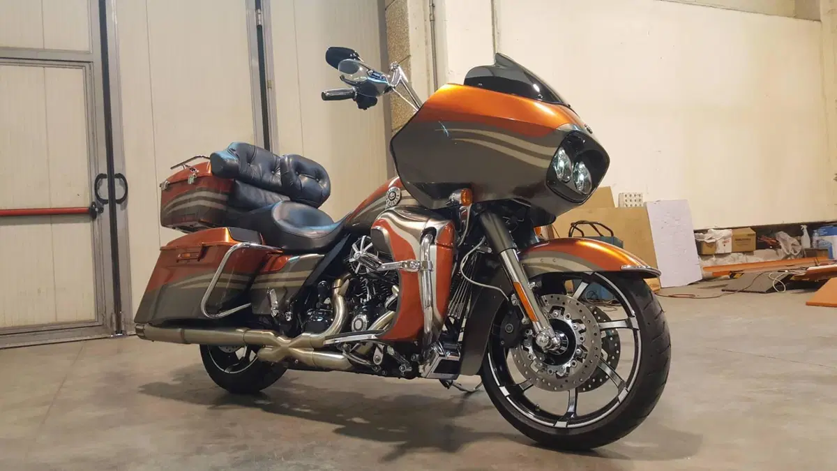 Harley-Davidson 1800 Road Glide Custom (2013) - FLTRXSE (3)