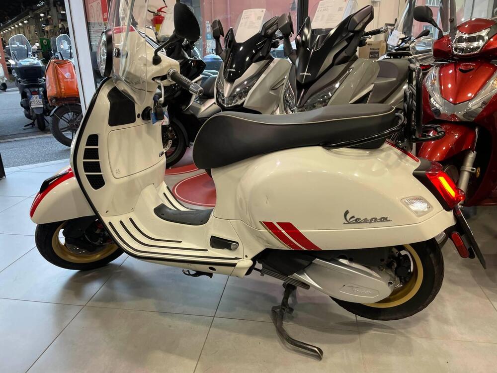 Vespa GTS 300 Super Racing Sixties Hpe (2021 - 22) (2)