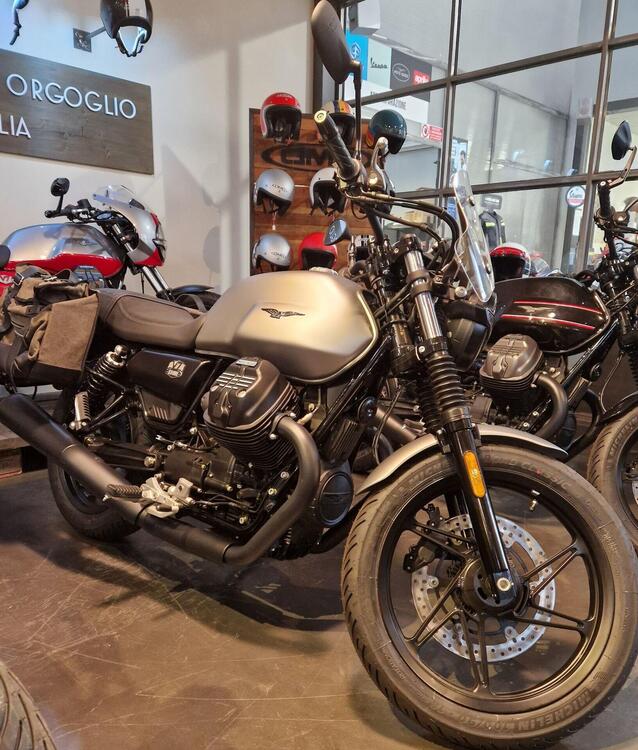 Moto Guzzi V7 Stone (2021 - 24)