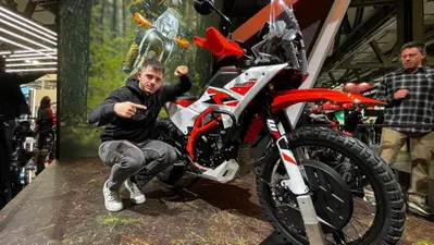 KTM 390 Adventure R 2025, pronta ai rally: ora con cerchio anteriore da 21 pollici. EICMA 2024 [VIDEO]