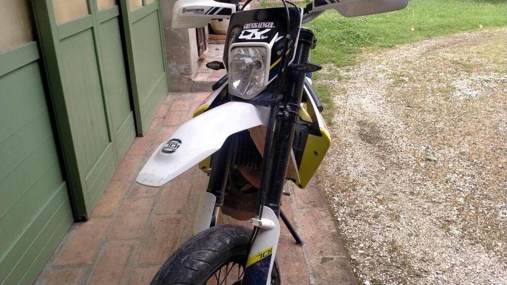 Husqvarna 701 Supermoto (2017 - 19) (4)