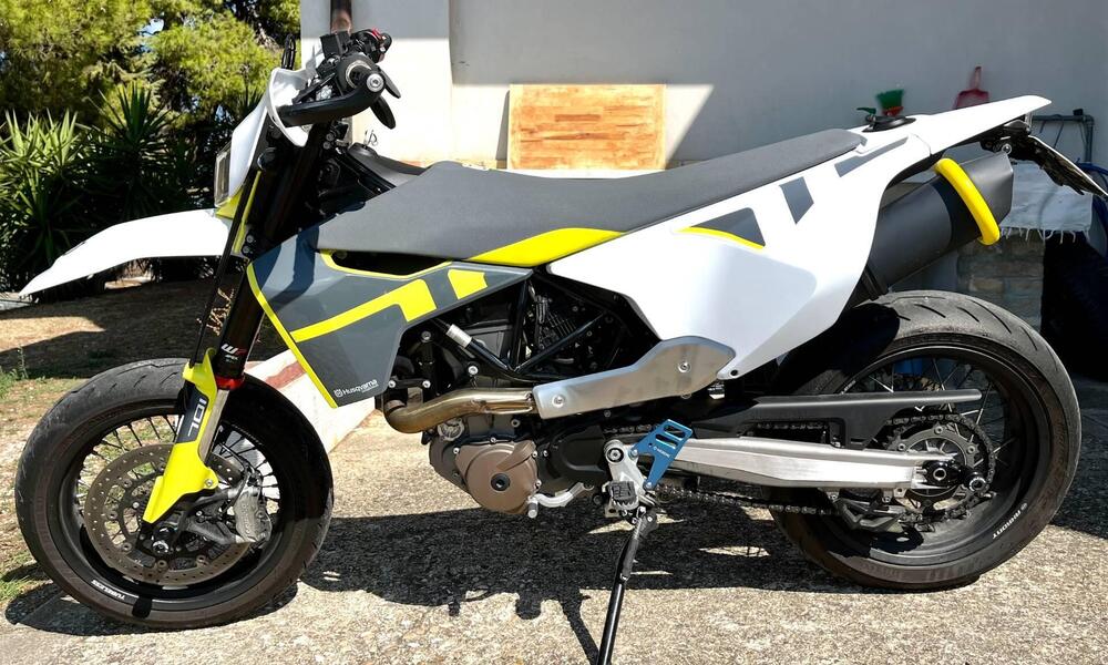 Husqvarna 701 Supermoto (2022) (2)