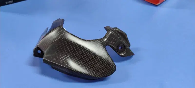 COPERCHIO CARBONE PIGNONE PANIGALE Ducati (2)