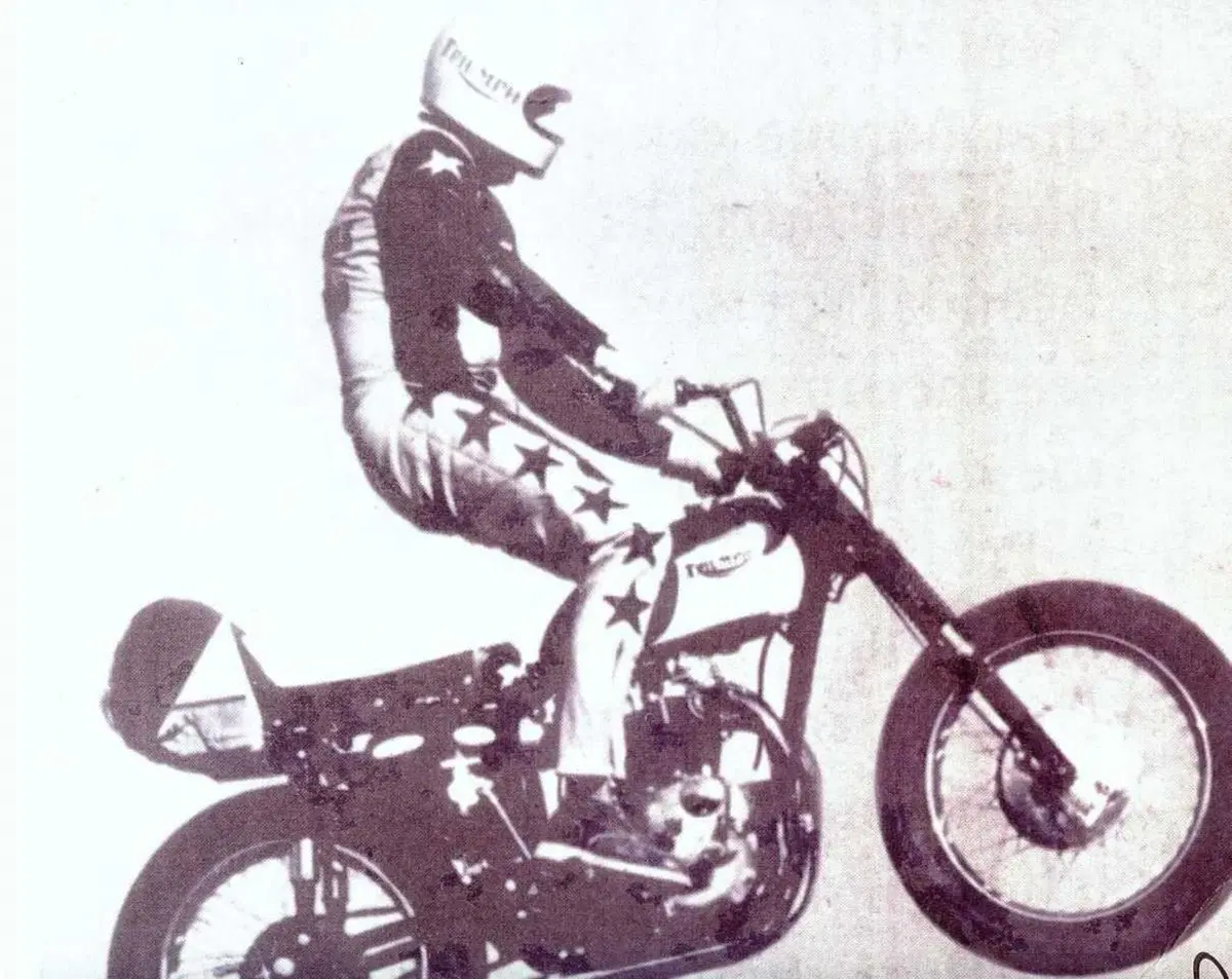 Triumph Rocket 3 Evel Knievel: soltanto 500 esemplari per celebrare lo stuntman statunitense (2)
