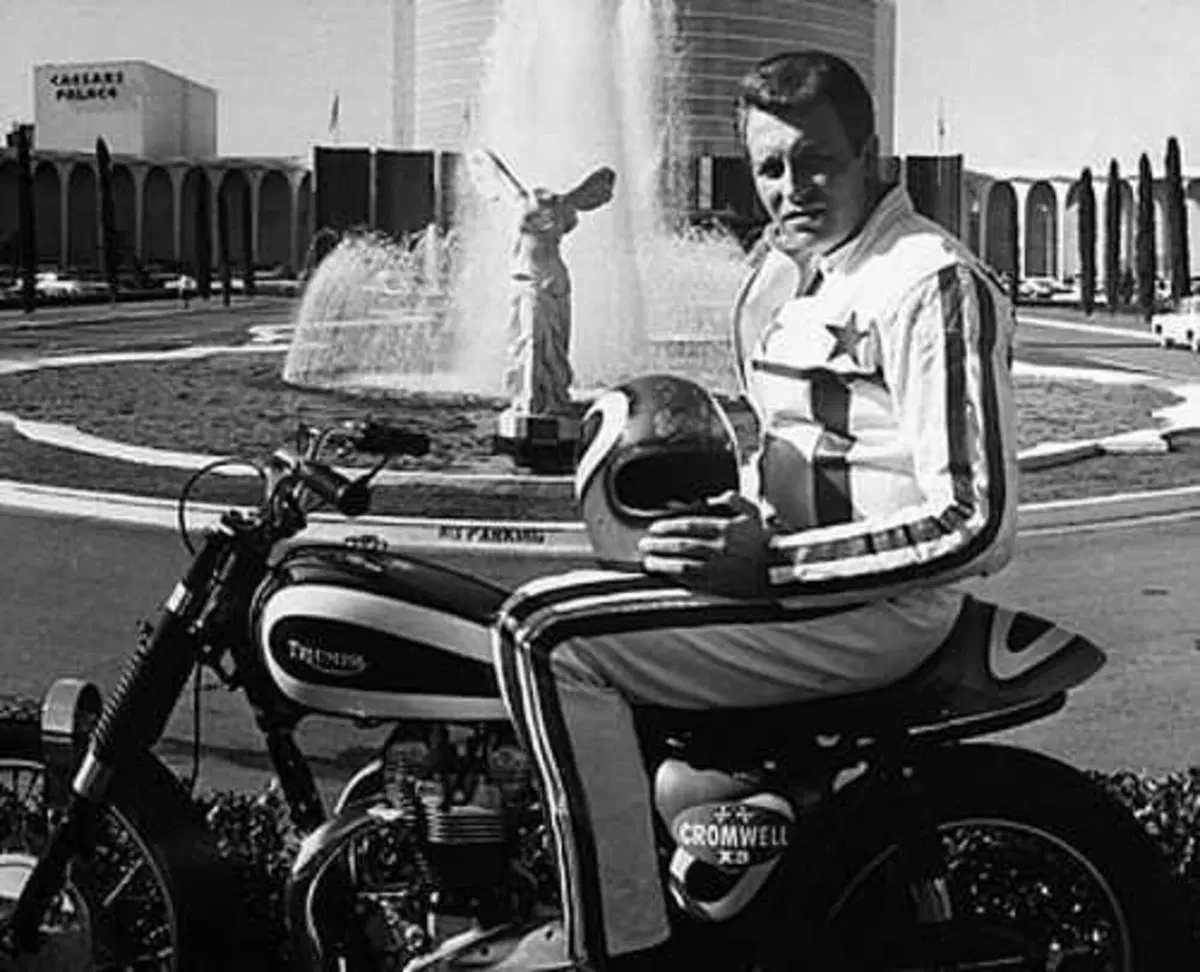 Triumph Rocket 3 Evel Knievel: soltanto 500 esemplari per celebrare lo stuntman statunitense (6)