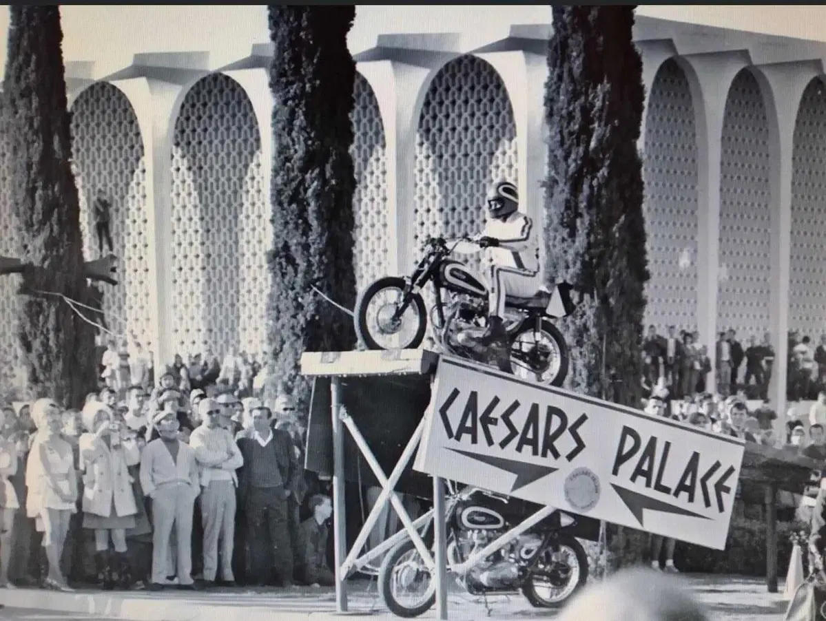 Triumph Rocket 3 Evel Knievel: soltanto 500 esemplari per celebrare lo stuntman statunitense (7)