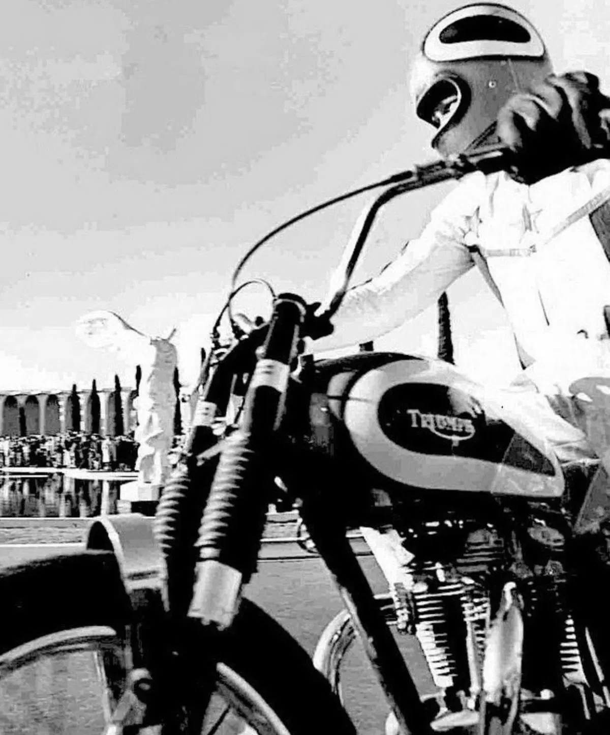 Triumph Rocket 3 Evel Knievel: soltanto 500 esemplari per celebrare lo stuntman statunitense (9)
