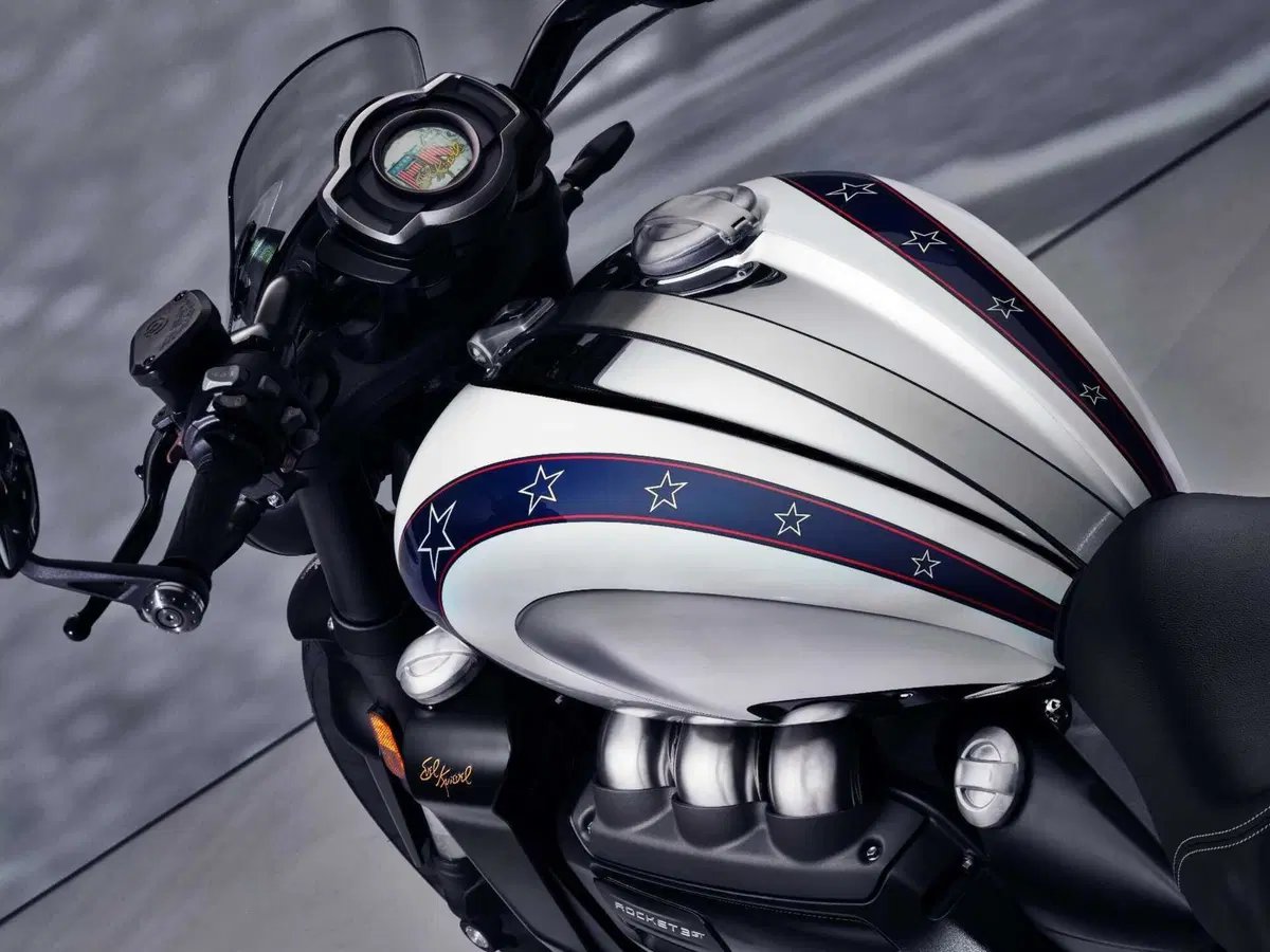 Triumph Rocket 3 Evel Knievel: soltanto 500 esemplari per celebrare lo stuntman statunitense (10)